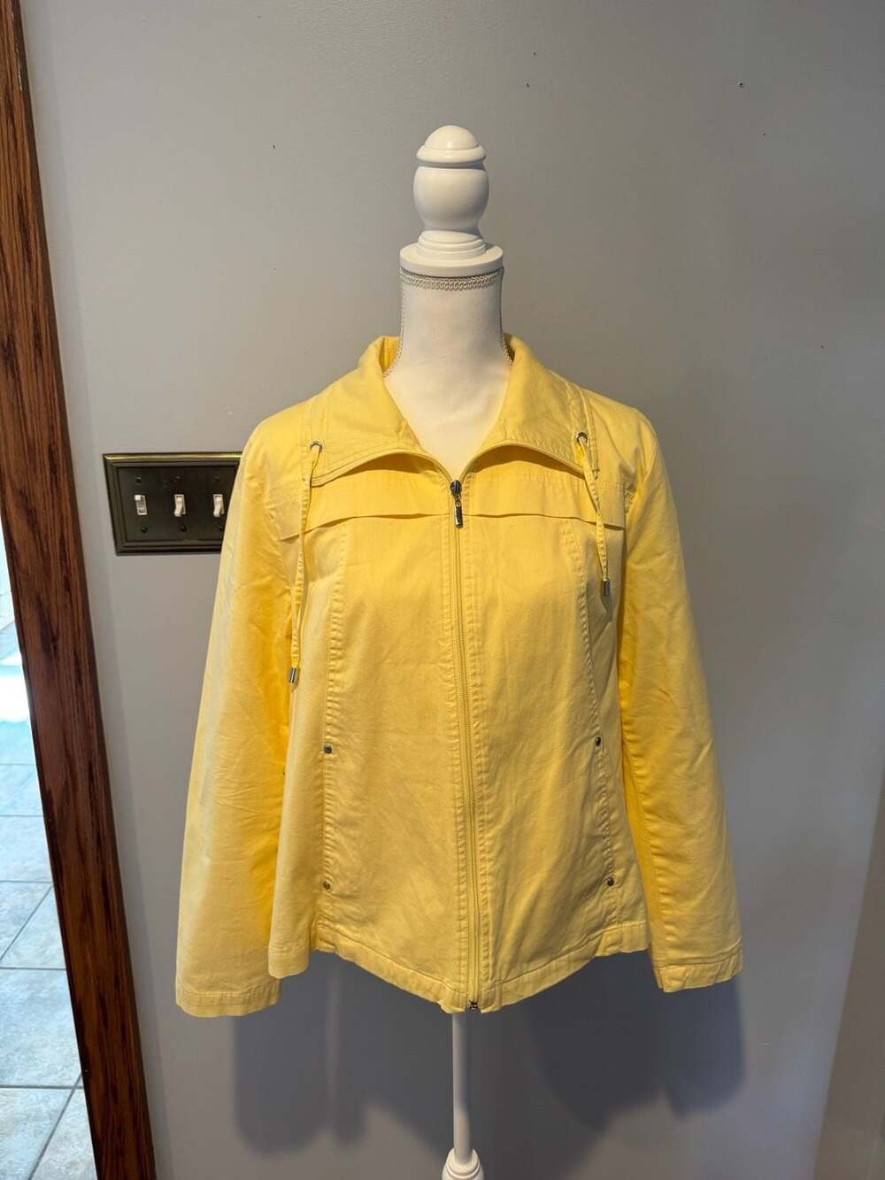 Vintage 80s - LAURA ASHLEY Jacket Pale Yellow, Front Zipper, High Neck